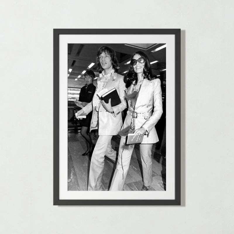 'Mick And Bianca At The London Airport, 1970' Photographic Print In Black Frame 17.5"x21.5" 2 'Mick And Bianca At The London Airport, 1970' Photographic Print In Black Frame 17.5"x21.5" - Image 2